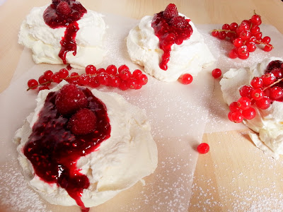 Mini pavlovas με raspberries και cranberries