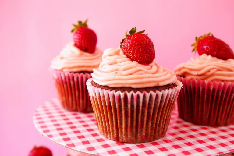 Cupcakes με σοκολάτα και μαρμελάδα φράουλα