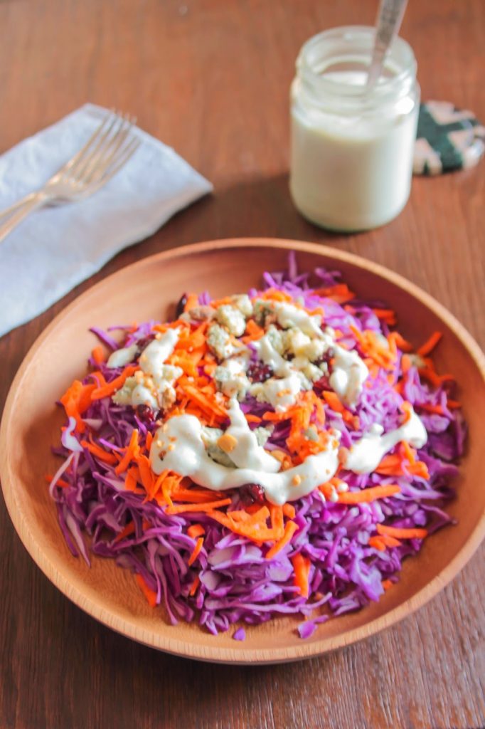 Σαλάτα με κόκκινο λάχανο, καρότο και blue cheese dressing/Red cabbage and carrot salad with blue cheese dressing
