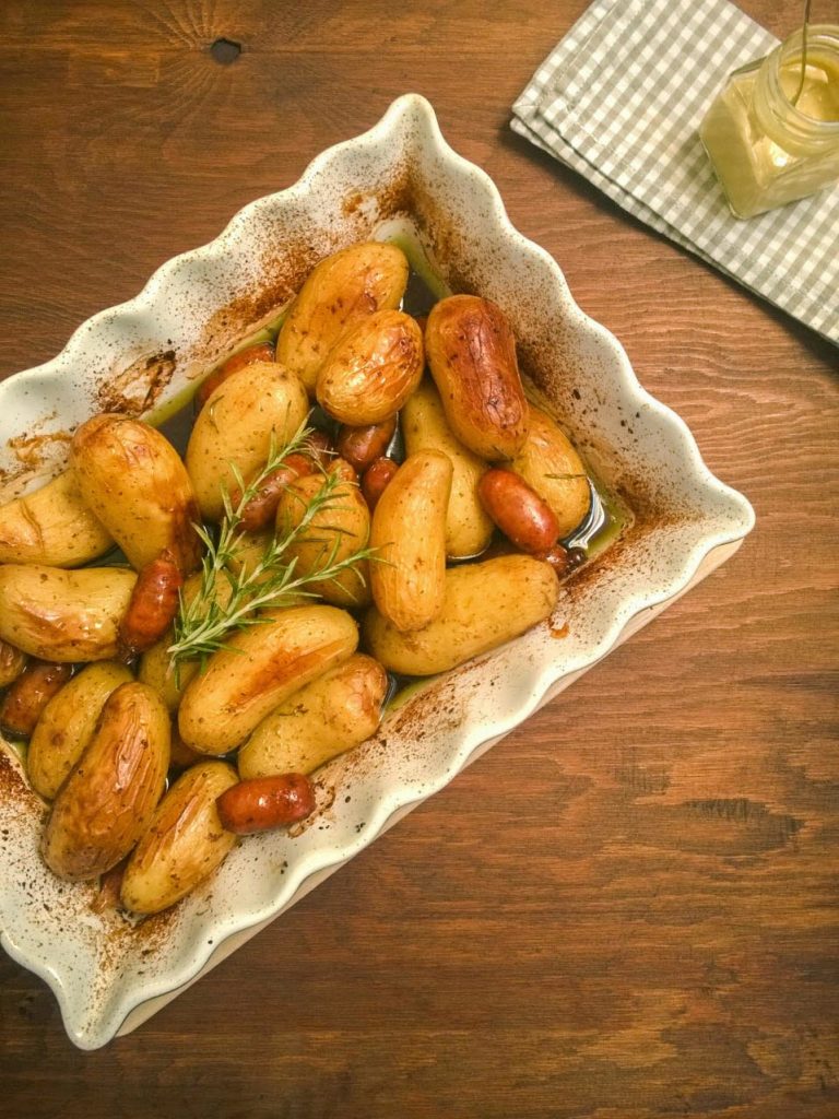 Πατάτες baby και λουκάνικα στο φούρνο