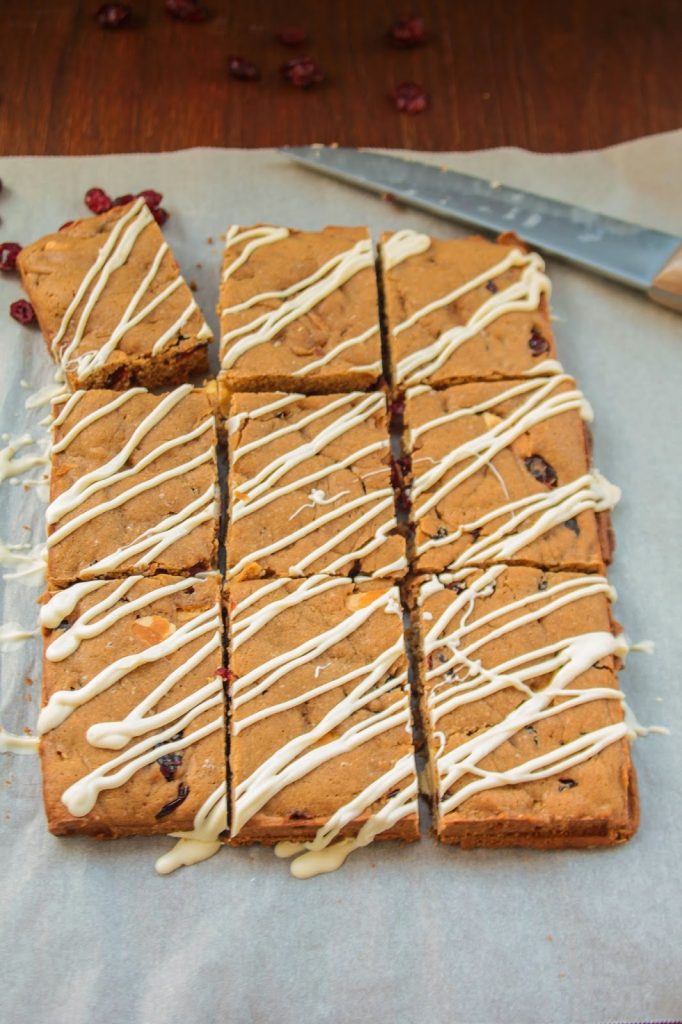 Μπάρες με λευκή σοκολάτα και cranberries/White chocolate cranberry bars