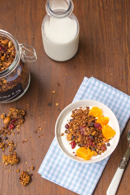 Granola με αμύγδαλα, πορτοκάλι και cranberries