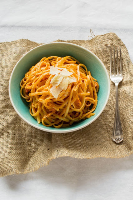 Linguini με σάλτσα ντομάτας και mascarpone