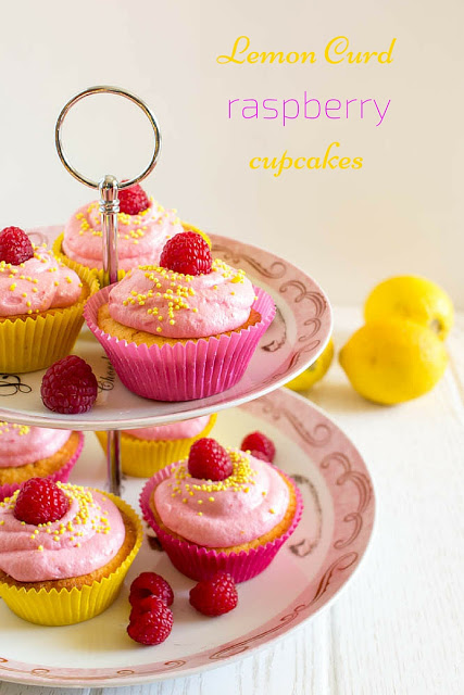 Cupcakes με lemon curd και κρέμα με λεμόνι και raspberries