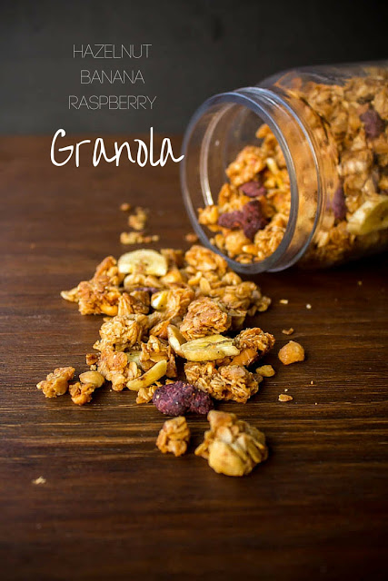 Granola με φουντούκια, μπανάνα και raspberries