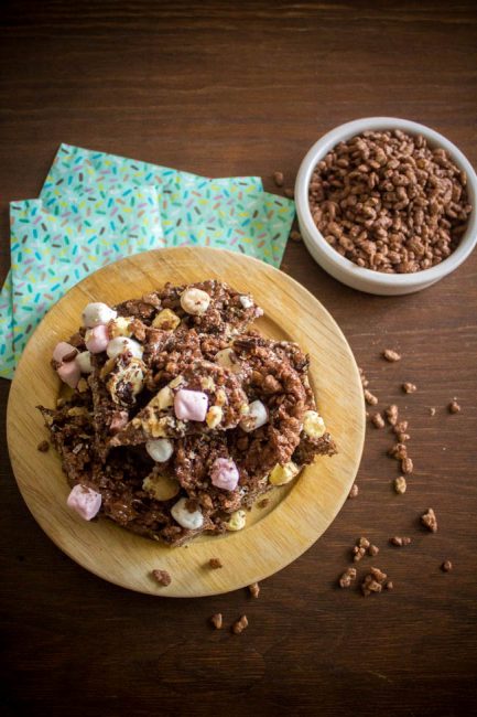 Σοκολατένιες μπάρες με coco pops, marshmallows και πραλίνα φουντουκιού