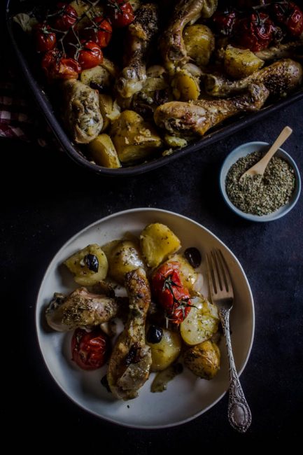 Καλοκαιρινό κοτόπουλο με πατάτες στο φούρνο, και μείγμα μεσογειακών μυρωδικών