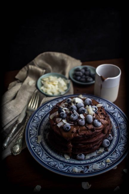 Σοκολατένιες τηγανίτες (pancakes) με βρώμη και κομματάκια σοκολάτας