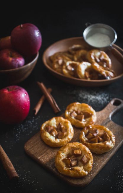 Ταρτάκια σφολιάτας με κρέμα τυριού και καραμελωμένα μήλα