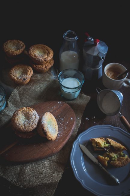 Muffins βανίλιας γεμιστά με πραλίνα φουντουκιού