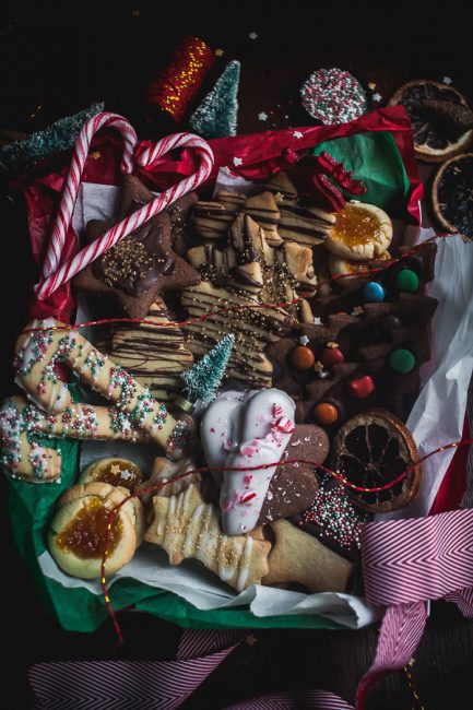 Χριστουγεννιάτικα μπισκότα σε κουτί για δώρο  Μία ζύμη – Τέσσερις παραλλαγές