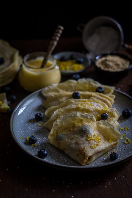 Κρέπες με lemon curd, μπισκότο και μύρτιλλα