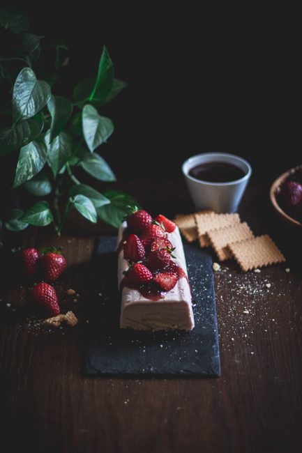 Κορμός semifreddo με φράουλες και λευκή σοκολάτα