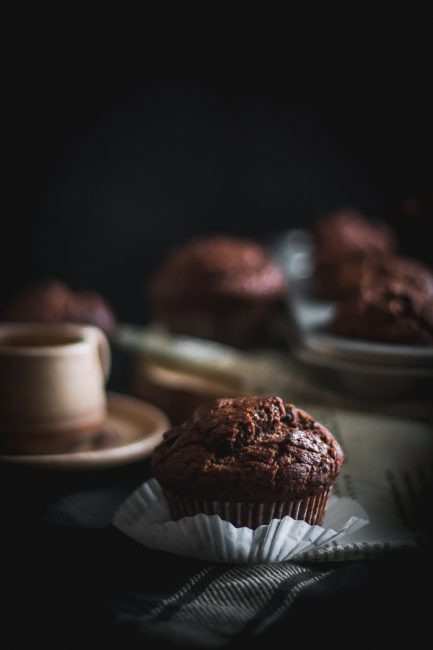 Muffins με μπανάνα, ταχίνι και σοκολάτα