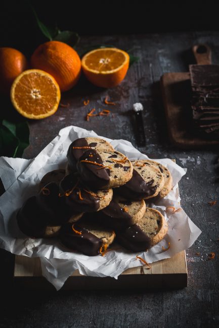 Μπισκότα shortbread με πορτοκάλι και κομμάτια σοκολάτας