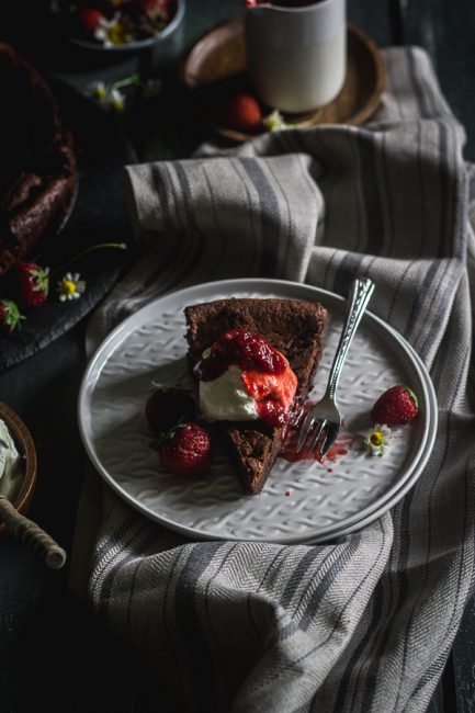 Brownie χωρίς αλεύρι, με κρέμα σαντιγί και σάλτσα φράουλας