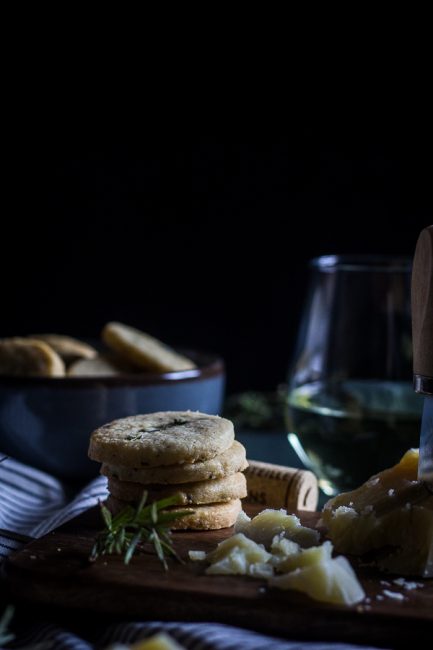 Αλμυρά μπισκότα shortbread με παρμεζάνα και μυρωδικά